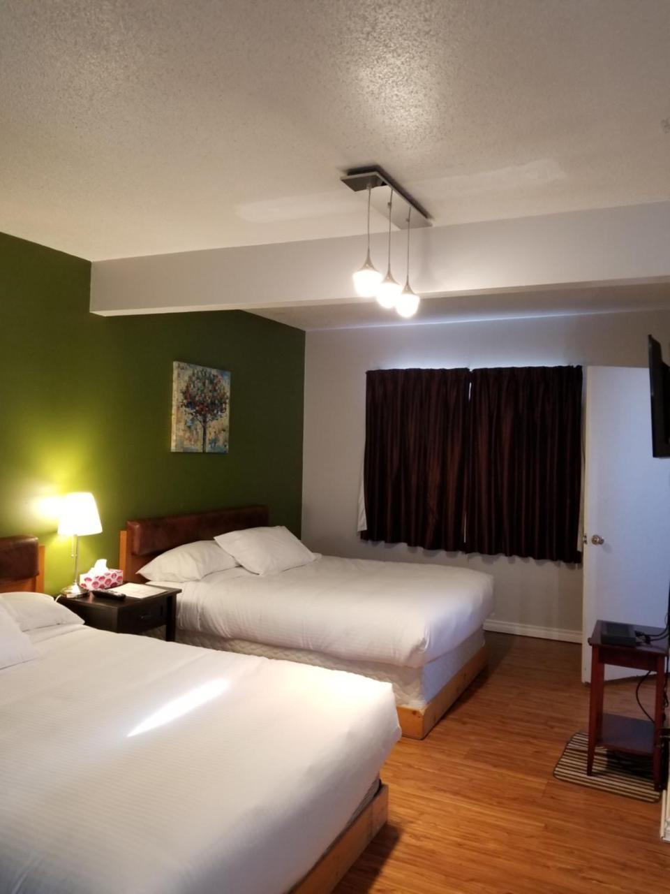 Sun Plaza Motel Sundre Exterior photo